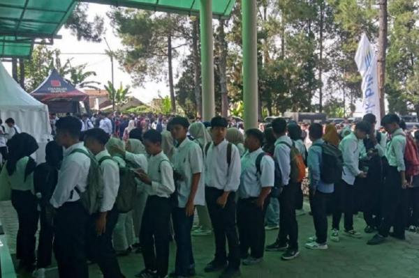 Ribuan Pencari Kerja Serbu Job Fair di KBB, Antrean Mengular sejak Pagi Buta