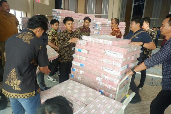 Potret tumpukan uang dari kasus korupsi ekspor CPO Potret tumpukan uang dari kasus korupsi ekspor CPO di Kejagung, Selasa (17/6/2025). (Foto: iNews.id/Isra)