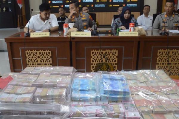 Ngaku Dukun Sakti Bisa Gandakan Uang, Pria di Cilacap Ditangkap Bawa Upal Rp3 Miliar!