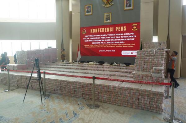 Uang sitaan Kejagung dari kasus ekspor CPO dipamer Uang sitaan Kejagung dari kasus ekspor CPO dipamerkan dalam bentuk pecahan Rp100.00 dan disusun bak gunung memenuhi ruangan pada Senin