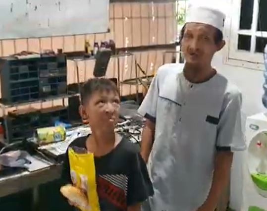 Asep dan anaknya, Zaini berharap pemerintah turun tangan agar bocah tersebut bisa diterima sekolah. (Foto: iNews)