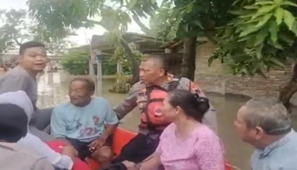 Tim SAR mengevakuasi warga yang terjebak banjir setinggi 1,5 meter di Grobogan. (Foto: iNews)