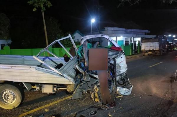 Kecelakaan di Sampang Madura, Truk Terguling Ditabrak Isuzu Traga