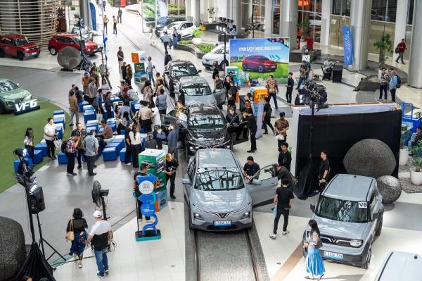 Para pengunjung yang antusias melihat peluncuran VinFast VF 6. (Foto: dok VinFast)