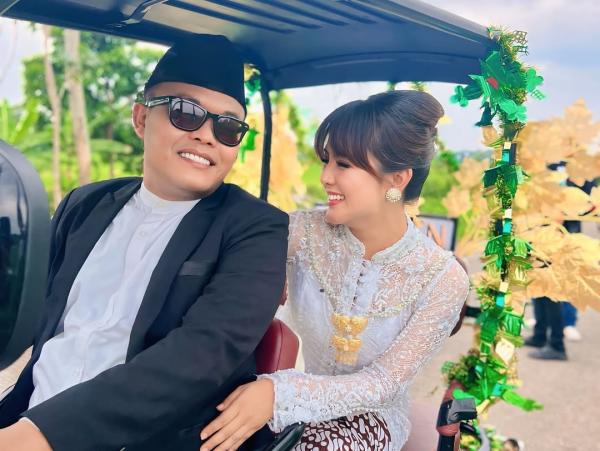 Foto viral Sule dengan wanita berkebaya putih. (Foto: Instagram)