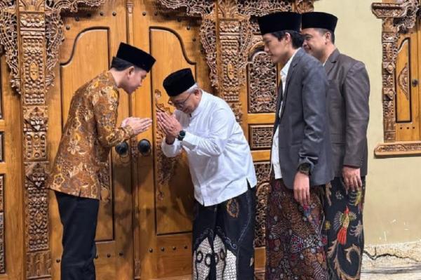Wapres Gibran Sowan ke Gus Iqdam di Blitar: Teman Lama