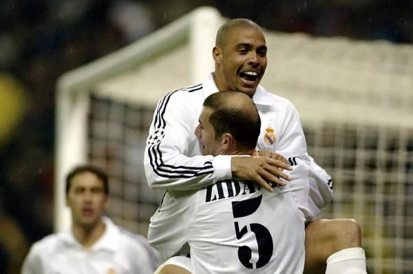 Zinedine Zidane (5) memeluk Ronaldo Nazario Zinedine Zidane (5) memeluk Ronaldo Nazario saat bermain bersama Real Madrid. (Foto: Sport Bible)