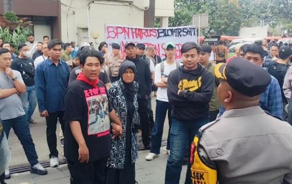 Demo Warga Sukahaji di BPN Bandung Ricuh, Kapolsek Buahbatu Kena Lemparan Botol