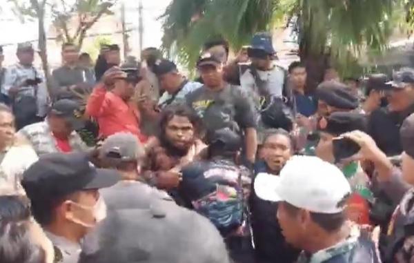 Massa GRIB Jaya didorong paksa petugas saat mencoba mengadang upaya ekskusi rumah. (Foto: iNews)