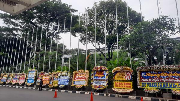 Karangan bunga untuk ngunduh mantu Al Ghazali dan Alyssa Daguise. (Foto: Ravie Wardani)