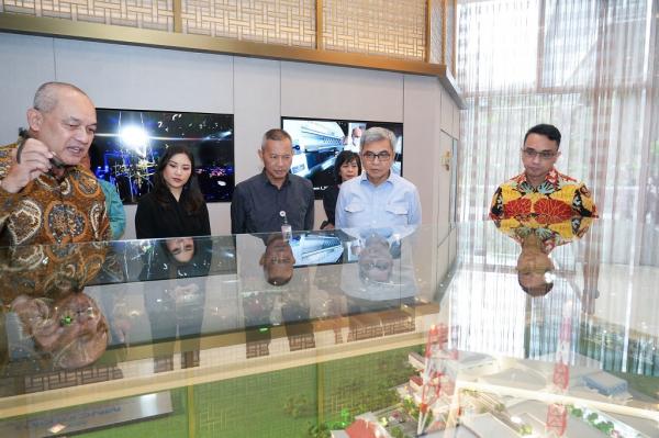 Ketua KPK Setyo Budiyanto (kedua dari kanan) bersama CEO vozpublica Media Group Angela Tanoesoedibjo, Vice CEO & News Director vozpublica Media Group Syafril Nasution, dan Pemimpin Redaksi vozpublica Aiman Witjaksono. (Foto: Isra Triansyah)