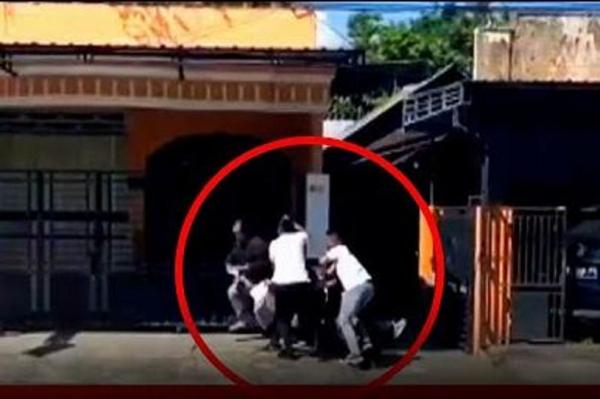 Viral! Mahasiswa Blitar Bentangkan Poster Kritik untuk Gibran, Langsung Diadang Paspampres