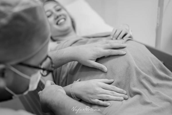 Momen Nabila Sudiro melahirkan anak pertamanya ditemani sang suami, Muhammad Ivan Lubis. (Foto: Instagram)