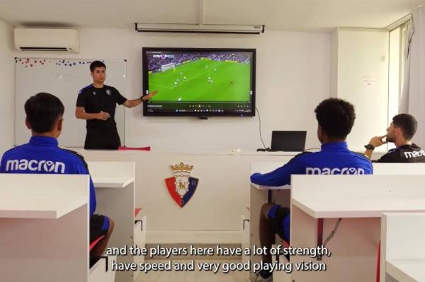 Peres Akwila Tjoe dan Fardan Farras Prawita 2 Selain materi lapangan, Peres Akwila Tjoe dan Fardan Farras Prawita juga mendapatkan sesi kelas untuk membahas taktik. (Foto: LaLiga)