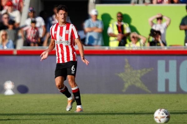 Kapten Brentford, Christian Norgaard, dikabarkan bakal hijrah ke Arsenal. (Foto: IG @cnoergaard19)