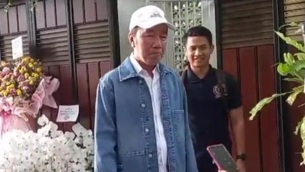 Jokowi menggunakan topi dan jaket jeans pada Kamis Jokowi menggunakan topi dan jaket jeans pada Kamis (26/6/2025).