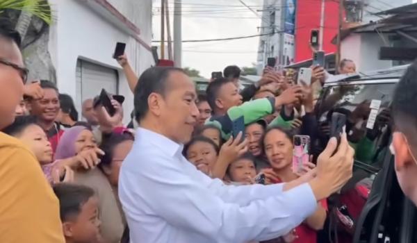 Jokowi usai pulang dari Vatikan dan menemui Dosen Jokowi usai pulang dari Vatikan dan menemui Dosen Pembimbing Akademik saat kuliah di UGM. (IG Jokowi)