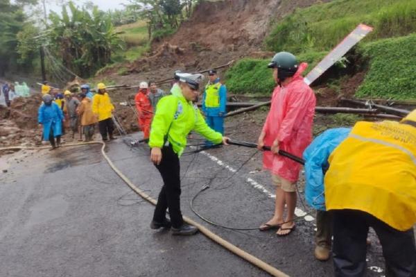 Longsor Tutup Jalan Garut–Tasikmalaya di 3 Titik, Akses Lalu Lintas Dialihkan