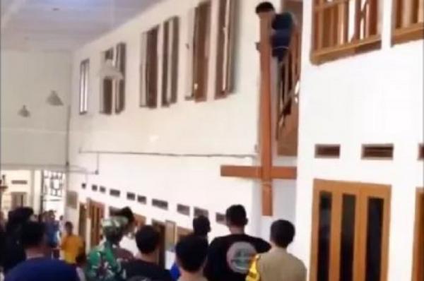 intoleransi di Desa Tangkil Cidahu Sukabumi Warga merusak salib dan vila di Desa Tangkil, Kecamatan Cidahu, Kabupaten Sukabumi. Aksi intoleransi tersebut terjadi saat sekelompok pelajar Kristen tengah menggelar retret. (Foto: Ist)