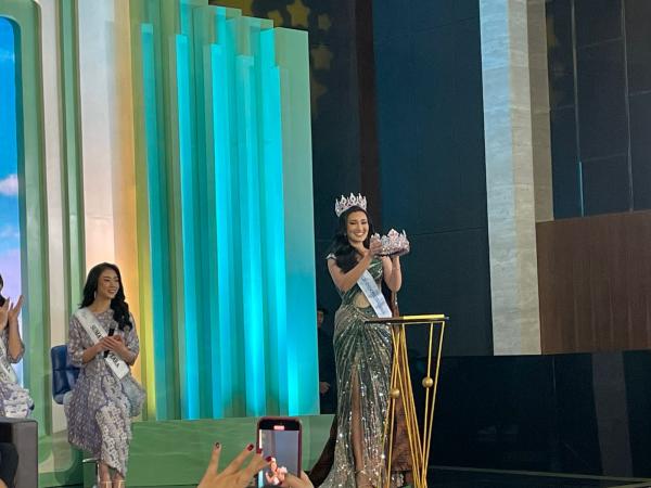 Monica Kezia perlihatkan mahkota baru Miss Indonesia 2025. (Foto: Ravie Wardani)