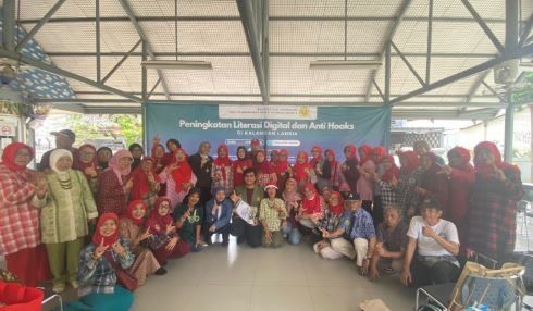 Mahasiswa Ilmu Komunikasi UPN Veteran Jakarta pose bersama lansia peserta literasi digital di Sekolah lansia Fatmawati, Jakarta. (Foto: ist)