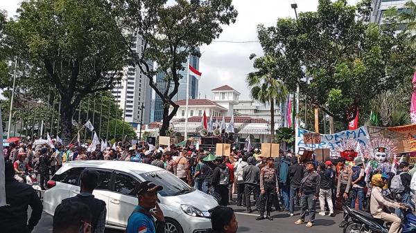 Kelompok Jaringan Rakyat Miskin Kota (JRMK) demonstrasi di Balaikota Jakarta, Rabu (2/7/2025) siang. (Foto: Muhammad Refi Sandi)