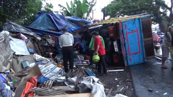 Rem Blong, Truk Bermuatan Besi Tabrak Sejumlah Kendaraan dan Kios di Cianjur