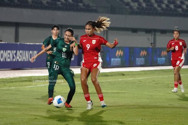 Timnas Putri Indonesia menelan kekalahan 0-2 dari Pakistan pada matchday kedua Grup D Kualifikasi Piala Asia Wanita 2026 di Stadion Indomilk Arena, Rabu (2/7/2025) malam. (Foto: PSSI)