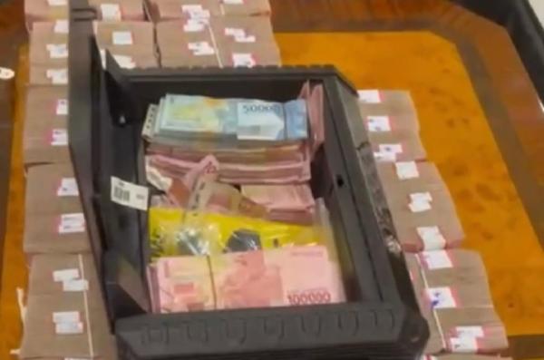 Uang tunai Rp2,8 miliar yang disita dari rumah Kep Uang tunai Rp2,8 miliar yang disita dari rumah Kepala Dinas PUPR Sumatera Utara (Sumut), Topan Obaja Putra Ginting (TOP) pada Rabu (2/7/2025). (Foto: KPK)