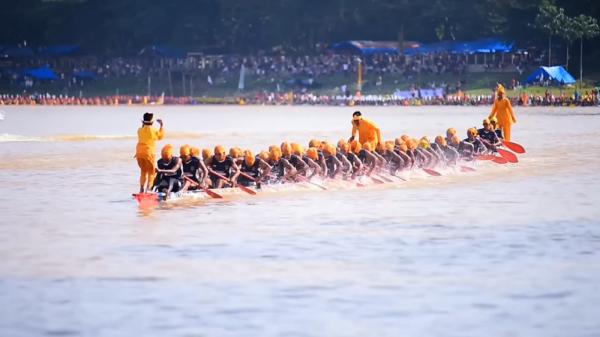 Tradisi Pacu Jalur yang terus dilestarikan hingga sekarang. (Foto: Youtube)