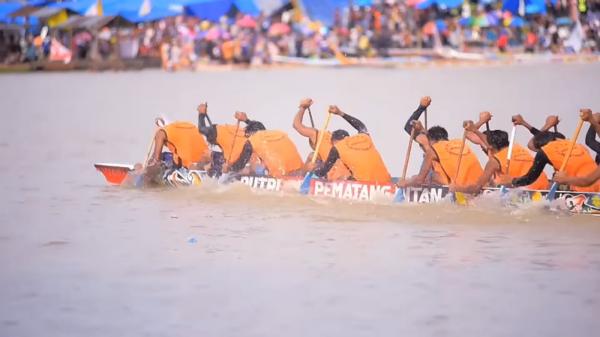 Pacu Jalur 2 Tradisi Pacu Jalur asli Riau yang terus dilestarikan hingga sekarang. (Foto: Youtube)