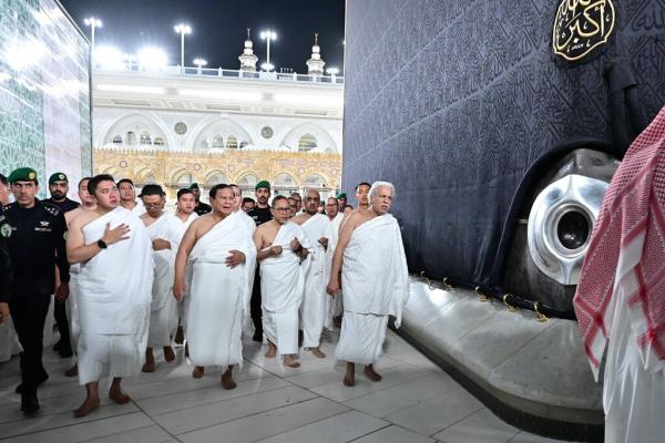 Prabowo Subianto menjalani ibadah umrah di sela-se Prabowo Subianto menjalani ibadah umrah di sela-sela kunjungan ke Kerajaan Arab Saudi pada Rabu (2/7/2025). (Foto: Sekretariat Presiden)