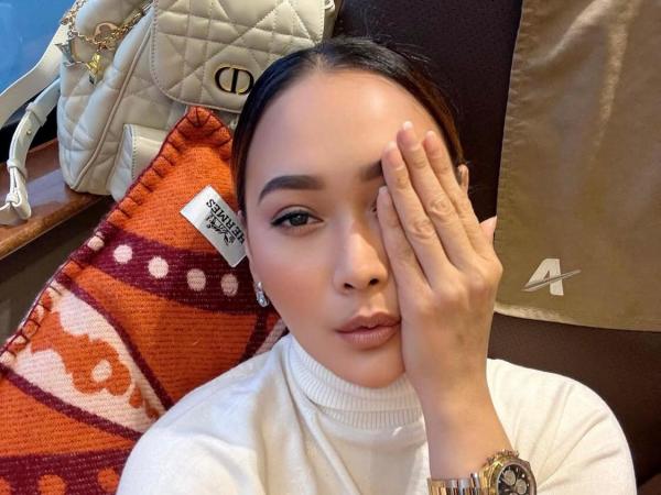 Inul Daratista Inul Daratista naik kereta api bawa bantal Hermes. (Foto: Instagram)