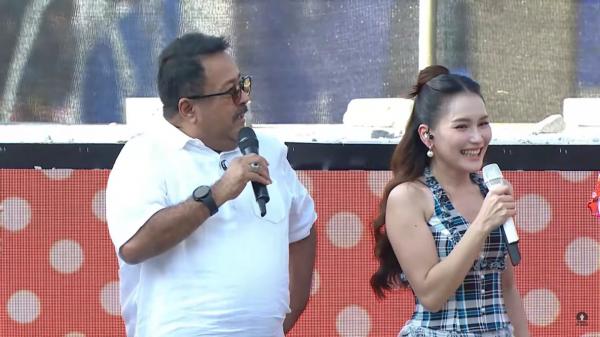 Ayu Ting Ting dan Rano Karno di Konser Jakarta Dalam Warna. (Foto: Annastasya Rizqa)