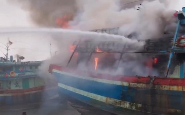 Kapal Penangkap Ikan Terbakar di Pelabuhan Jongor Tegal, 1 Luka-Luka