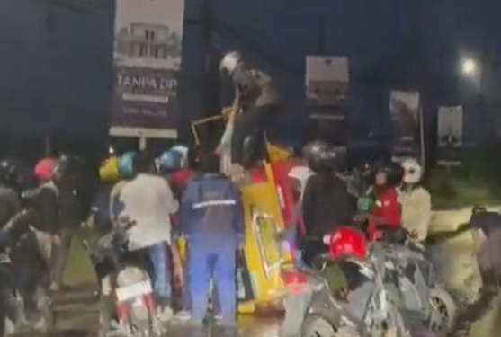 Kecelakaan Angkot Terguling di Pantura Kendal, Belasan Penumpang Terluka