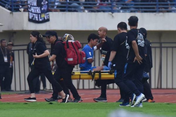 Bek senior Achmad Jufriyanto ditandu keluar lapang Bek senior Achmad Jufriyanto ditandu keluar lapangan saat menghadapi Port FC pada laga perdana Grup B Piala Presiden 2025 di Stadion Si Jalak Harupat, Minggu (6/7/2025) sore. (Foto: Persib)