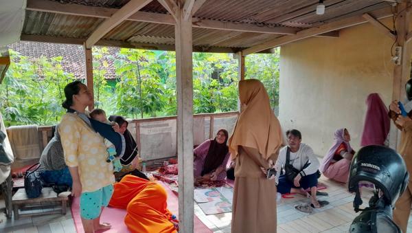 Warga Mengungsi akibat Banjir Warga Kabupaten Bekasi terpaksa mengungsi di warung dan pinggir jalan imbas terendam banjir hingga 1,5 meter. (Foto: Ade Suhardi)