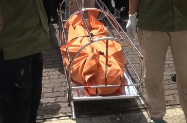 Jenazah diplomat Kemlu, Arya Daru Pangayunan yang ditemukan dengan kondisi kepala terlilit lakban di kamar kos kawasan Menteng, Jakpus, pada Selasa (8/7/2025). (Foto: Dwinarto)