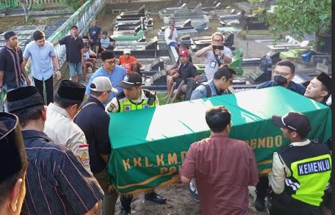 Jenazah almarhum Arya Daru, diplomat muda Kemlu dimakamkan di tanah kelahirannya Kabupaten Bantul, Rabu (9/7/2025). (Foto: iNews)