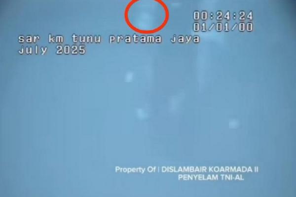 Robot ROV diturunkan dari KRI Pulau Fanildo untuk mencari bangkai KMP Tunu Pratama Jaya di kedalaman Selat Bali, Rabu (9/7/2025). (Foto: Koarmada II)