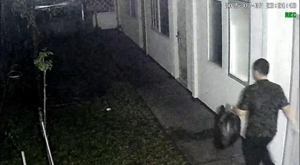 Diplomat Arya membawa kresek sampah dan dibawanya ke luar untuk dibuang. (Foto: ist)