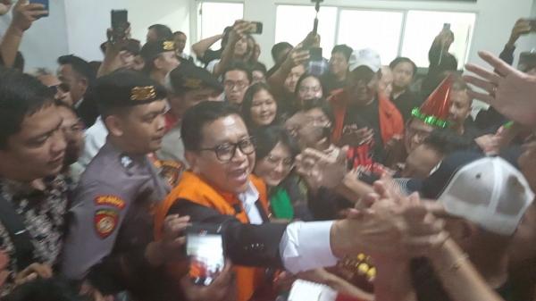 Sekjen PDIP Hasto Kristiyanto tampak menyalami pendukungnya saat merayakan ulang tahun di PN Jakarta Pusat, Kamis (10/7/2025). (Foto: Jonathan Simanjuntak)