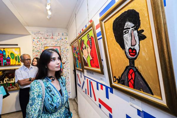 Karya Pelukis Disabilitas Gadis Dharsono pada pameran tunggal perdananya di IFI WIjaya, Jakarta. (Foto: Istimewa)