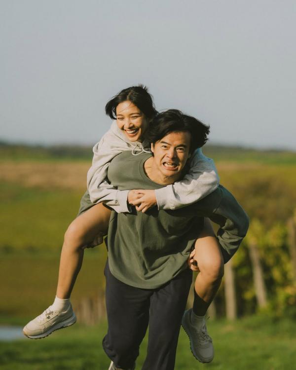 Sheila Dara dan Dion Wiyoko dalam film SORE: Istri dari Masa Depan. (Foto: Instagram)