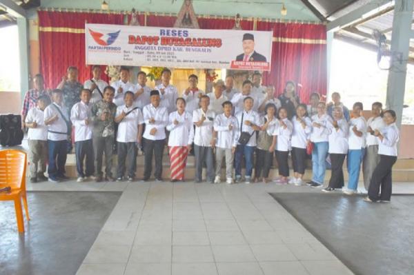 Anggota DPRD Bengkalis dari Partai Perindo Dapot Hutagalung bersama warga reses. (Foto: Ist)