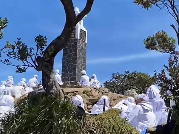 Viral Orang-Orang Berpakaian Putih di Puncak Gunung Lawu, Siapa Mereka?