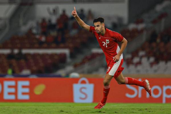 Striker Timnas Indonesia U-23 Jens Raven 2 Striker Timnas Indonesia U-23 Jens Raven (kanan) merayakan golnya ke gawang Brunei Darussalam U-23 pada matchday perdana Piala AFF U-23 2025 di SUGBK, Jakarta, Selasa (15/7/2025) malam. (Foto: IMG/Aldhi Chandra)