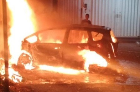 1000198604 Honda Jazz terbakar usai kecelakaan menabrak pohon dan kios bensin di Kota Malang. (Foto: iNews)