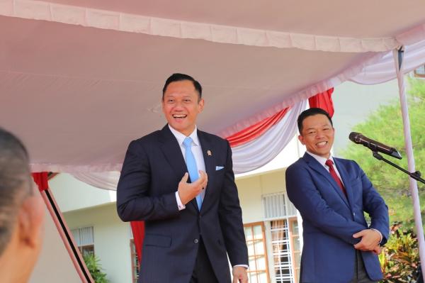 Menteri Koordinator Bidang Infrastruktur dan Pembangunan Kewilayahan, Agus Harimurti Yudhoyono (AHY), dan Menteri Luar Negeri Sugiono, bertindak sebagai inspektur upacara. (Foto: Istimewa)